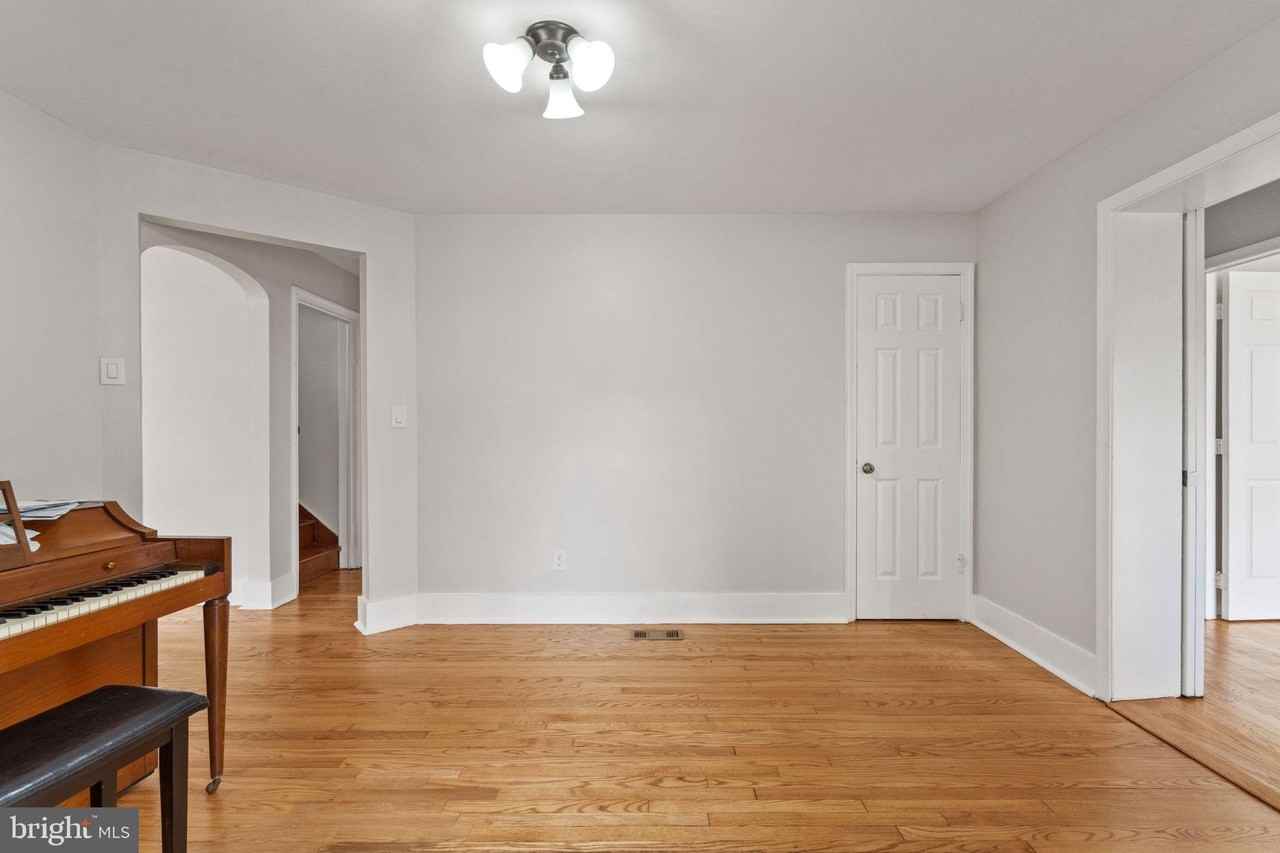 310 S Illinois St - Photo 3 of 44