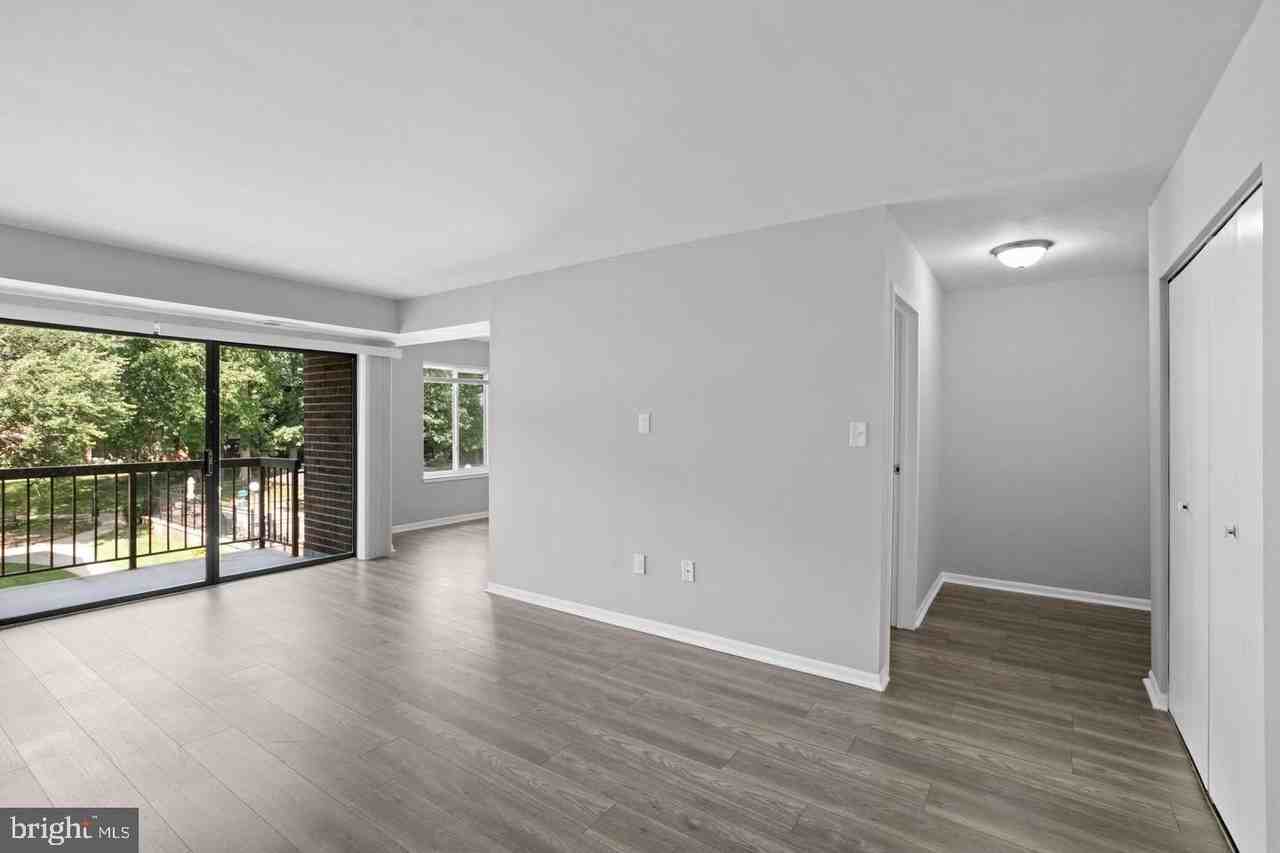 9728 Kingsbridge Dr #302 - Photo 3 of 18