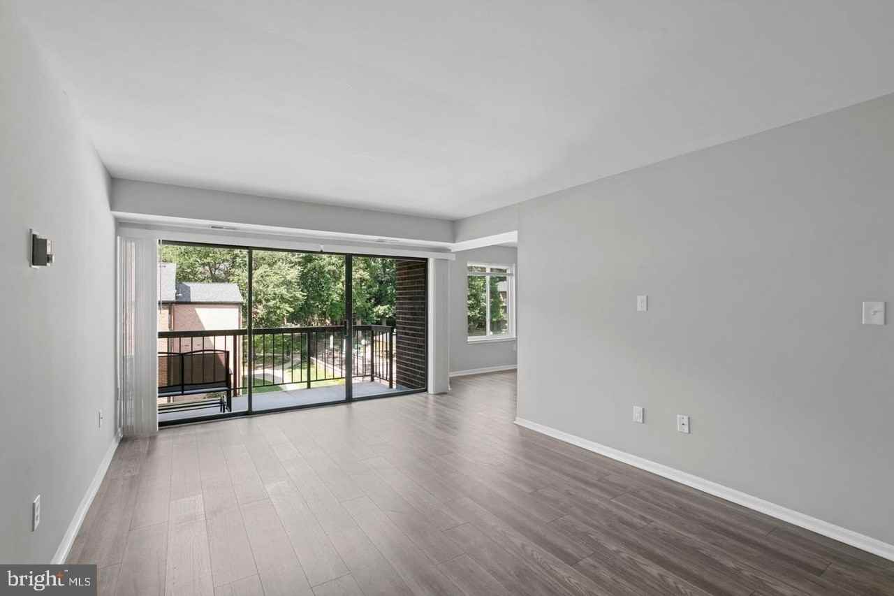 9728 Kingsbridge Dr #302 - Photo 4 of 18
