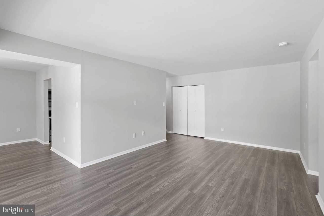 9728 Kingsbridge Dr #302 - Photo 5 of 18
