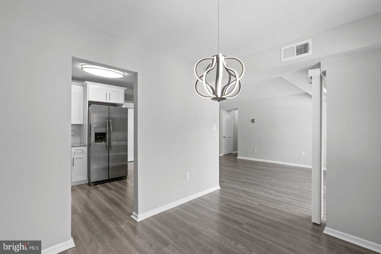 9728 Kingsbridge Dr #302 - Photo 7 of 18