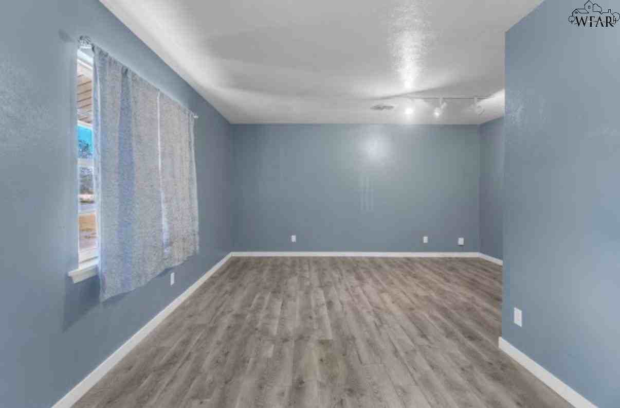 2111 Allen Rd - Photo 4 of 22