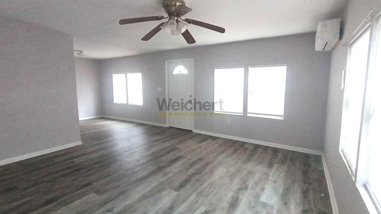 529 E Lake St - Photo 2 of 8