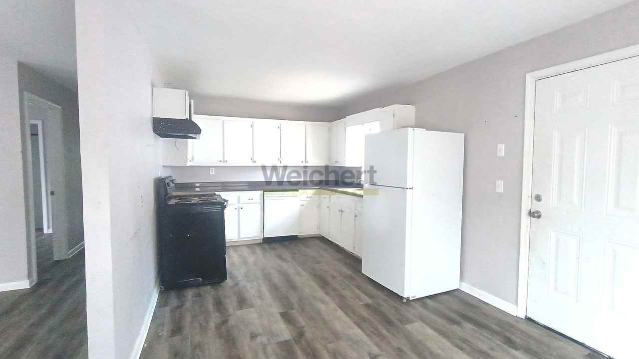 529 E Lake St - Photo 3 of 8