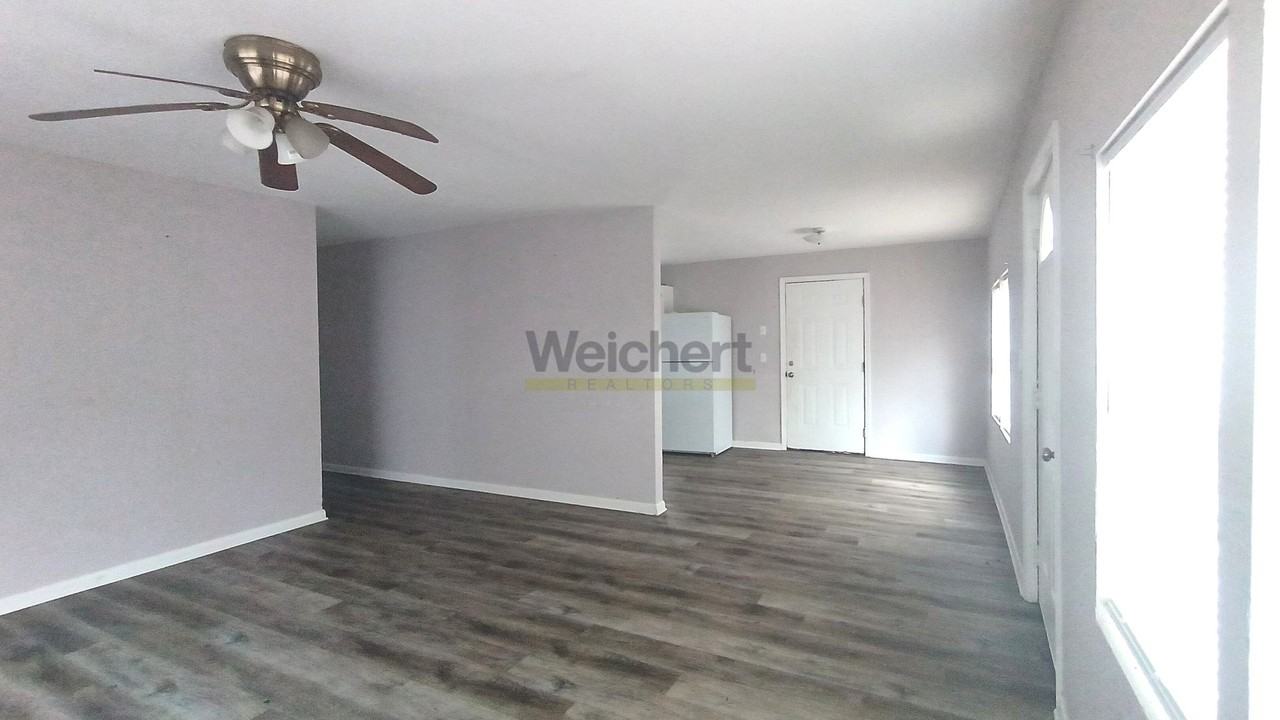 529 E Lake St - Photo 4 of 8