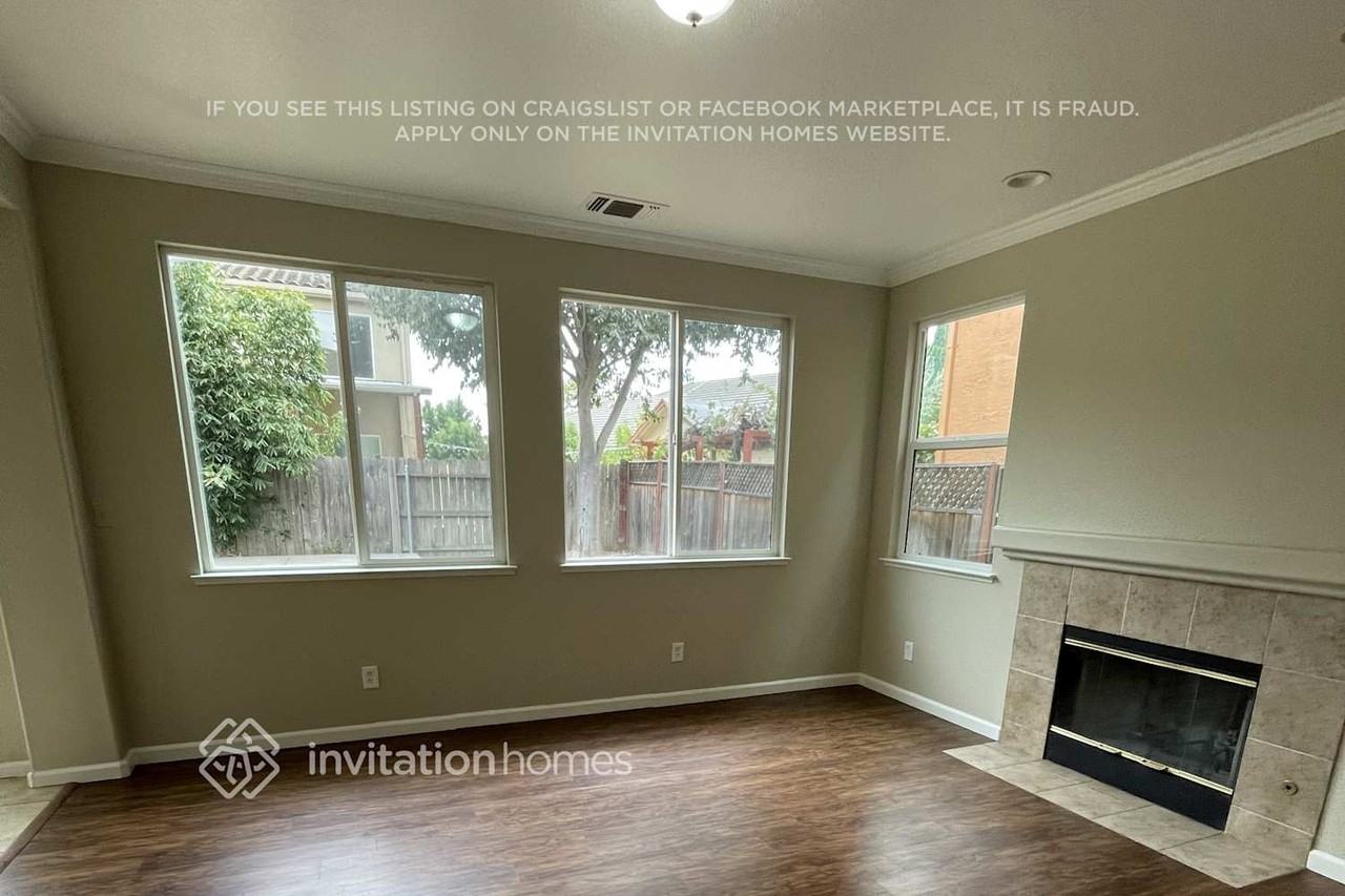 1878 Hardy Dr - Photo 4 of 24