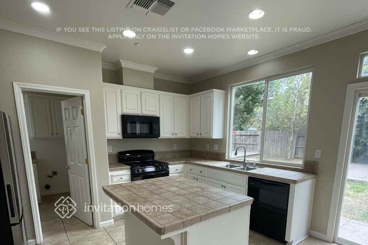 1878 Hardy Dr - Photo 6 of 24
