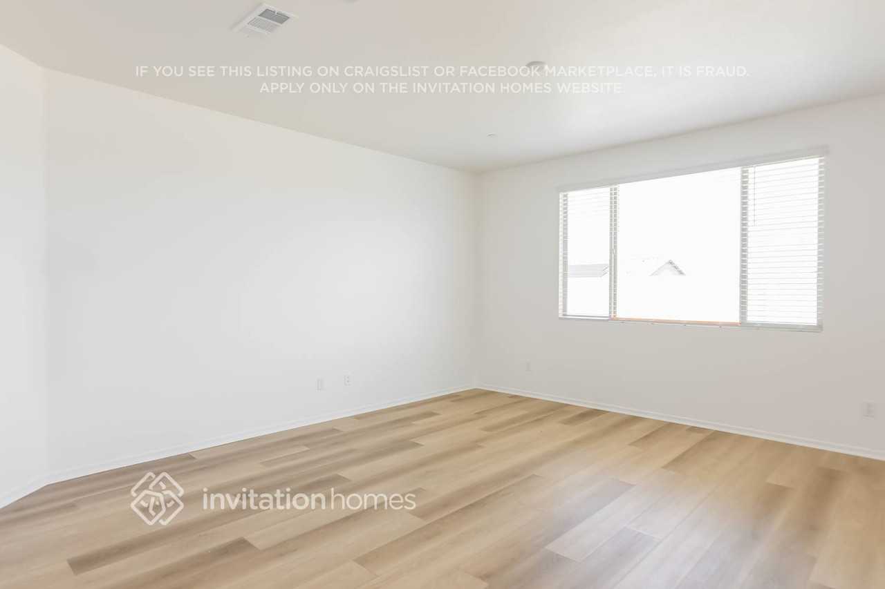 27180 Goldstone Dr - Photo 4 of 15