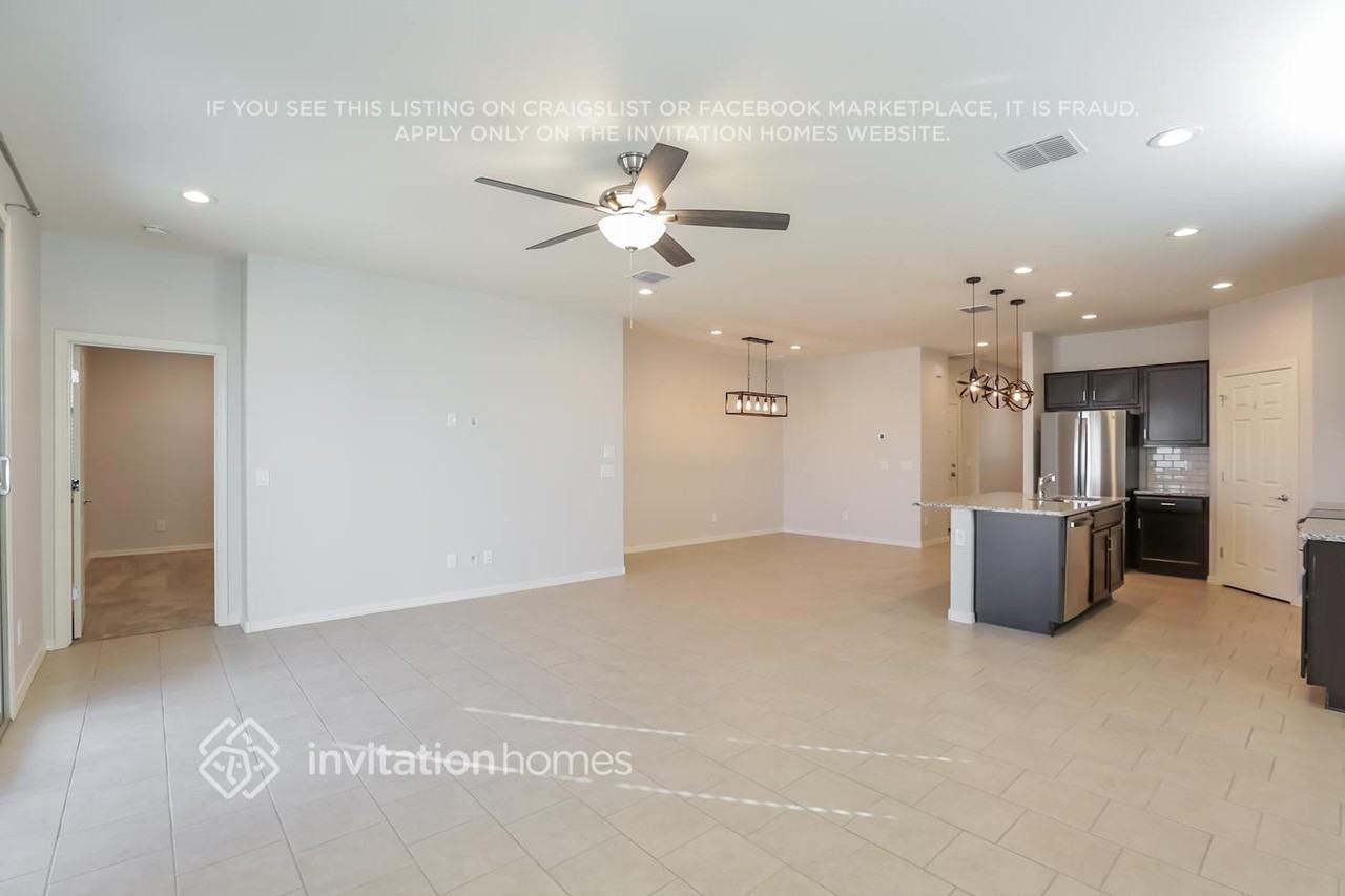 3226 W Pollack St - Photo 3 of 16