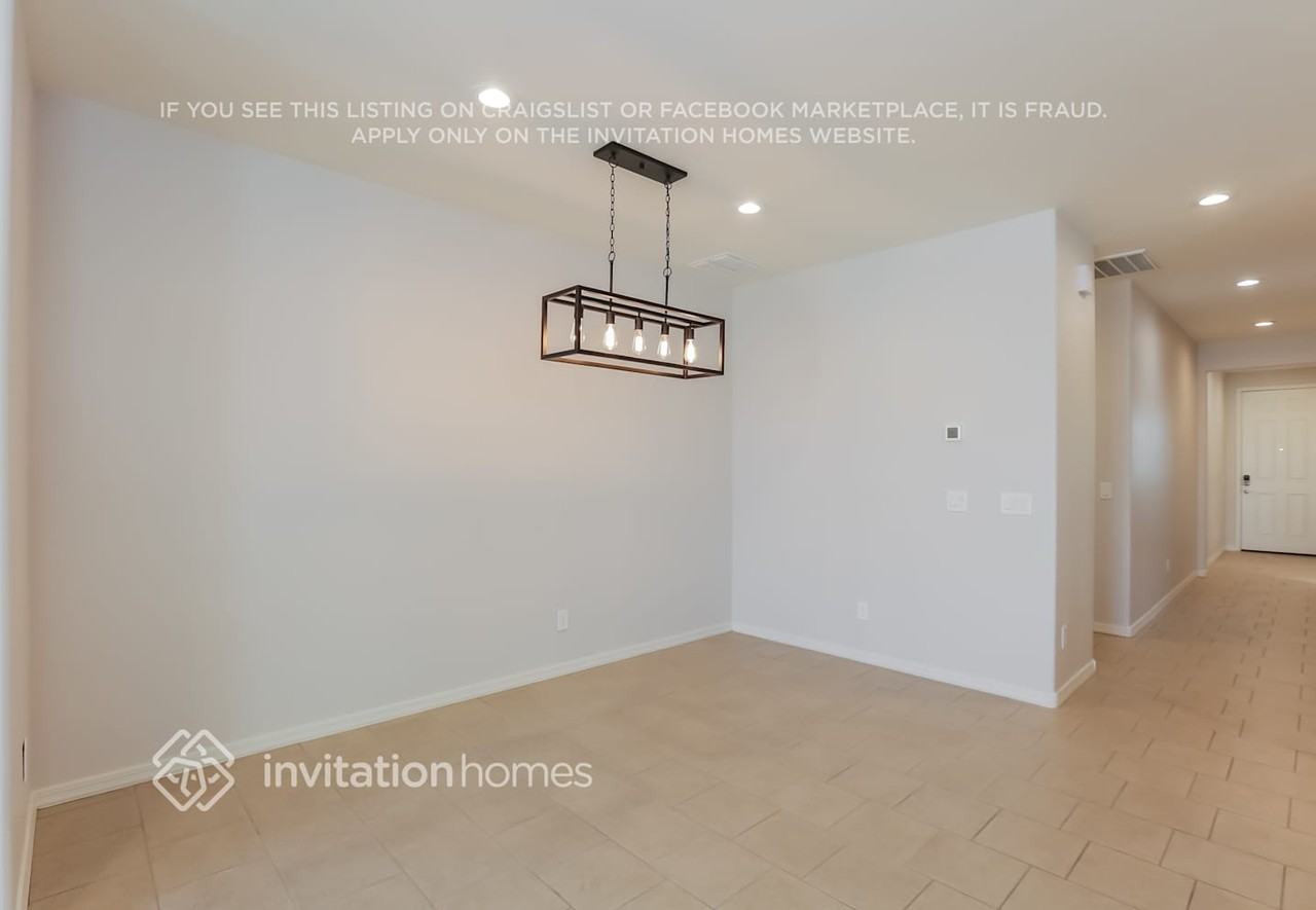 3226 W Pollack St - Photo 4 of 16