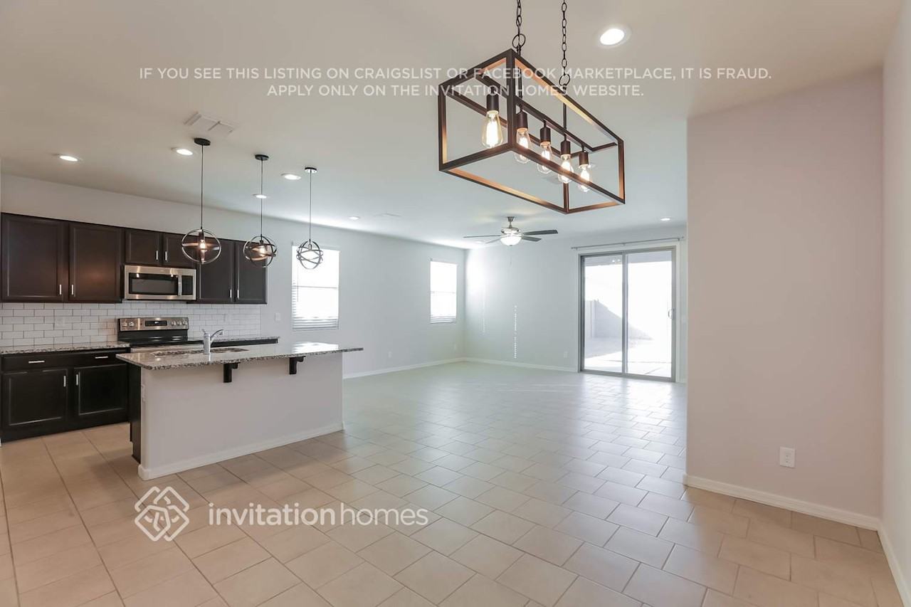 3226 W Pollack St - Photo 5 of 16