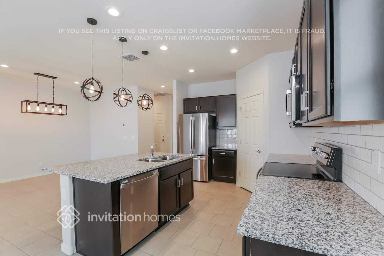 3226 W Pollack St - Photo 7 of 16