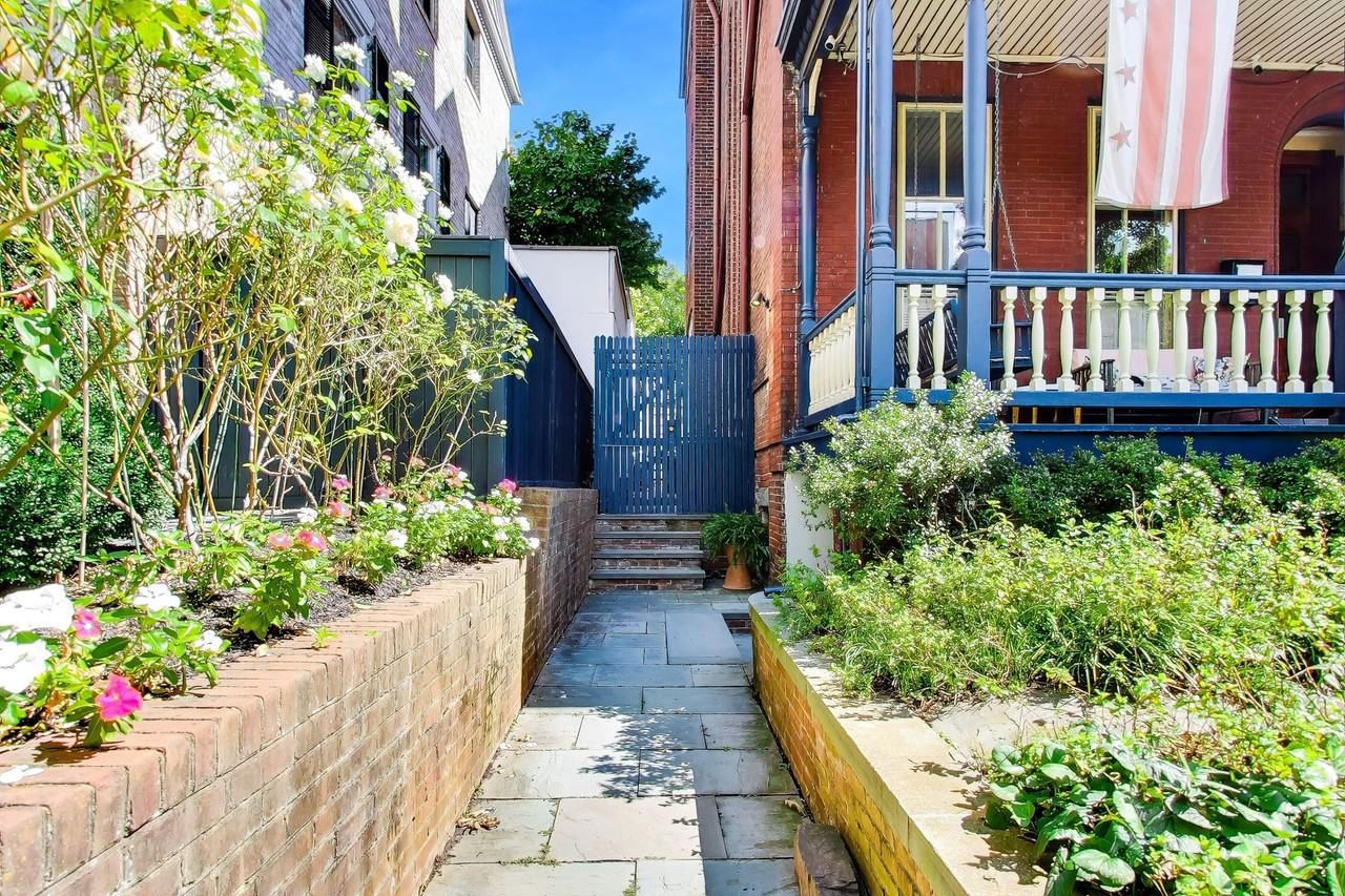 1607 31st St Nw #B - Photo 3 of 38