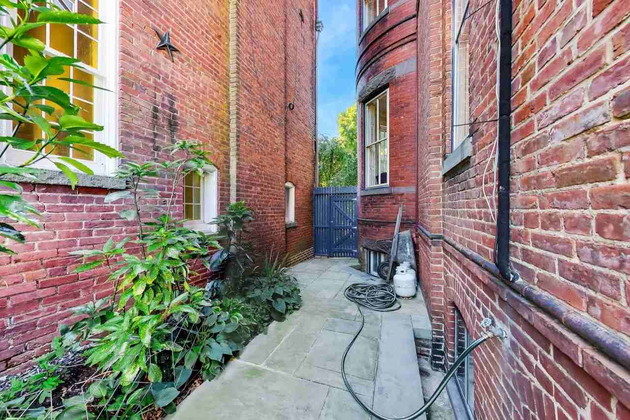 1607 31st St Nw #B - Photo 4 of 38