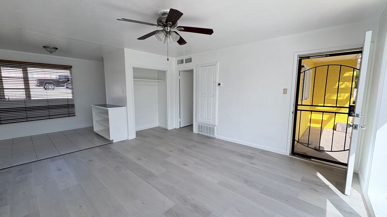 611 W 11th St - Photo 2 of 9