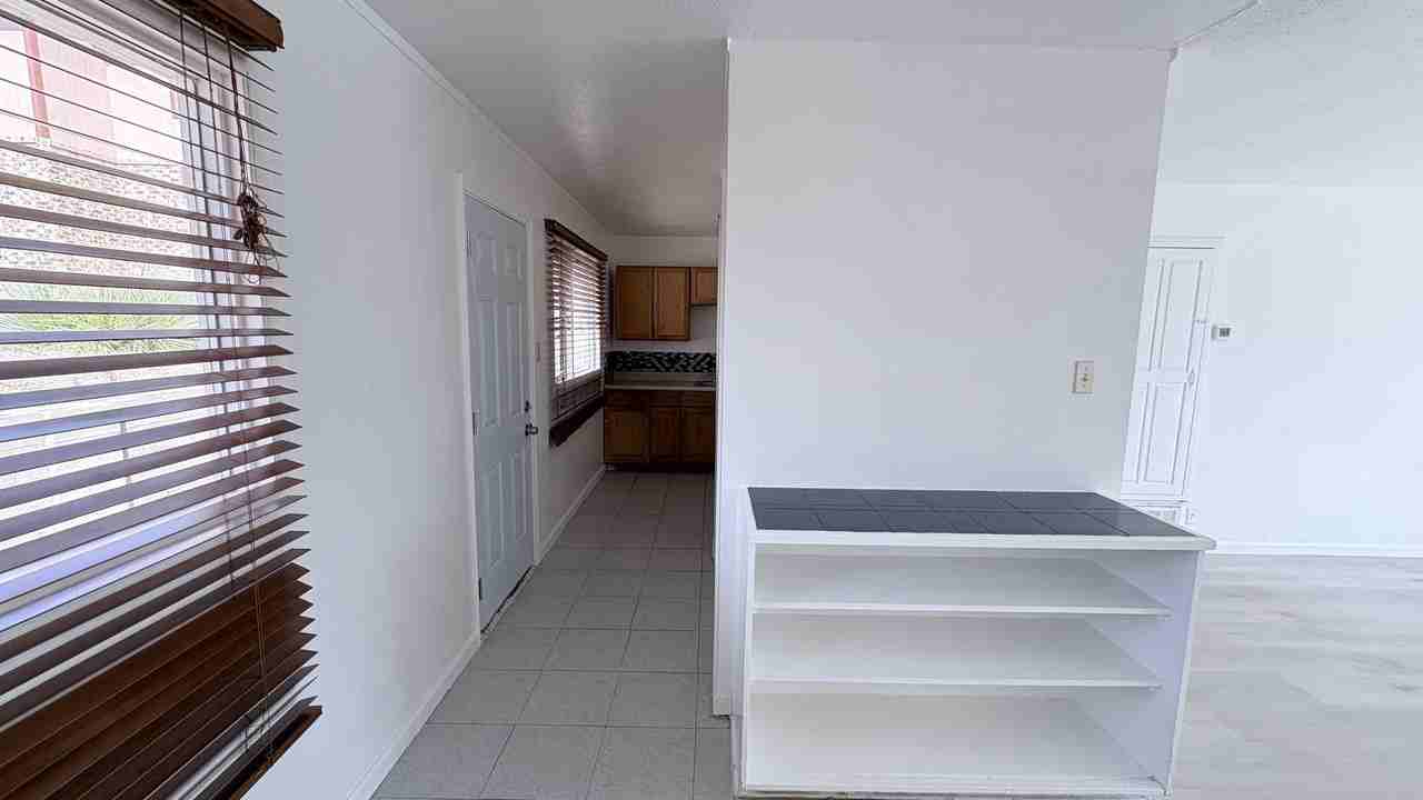 611 W 11th St - Photo 4 of 9