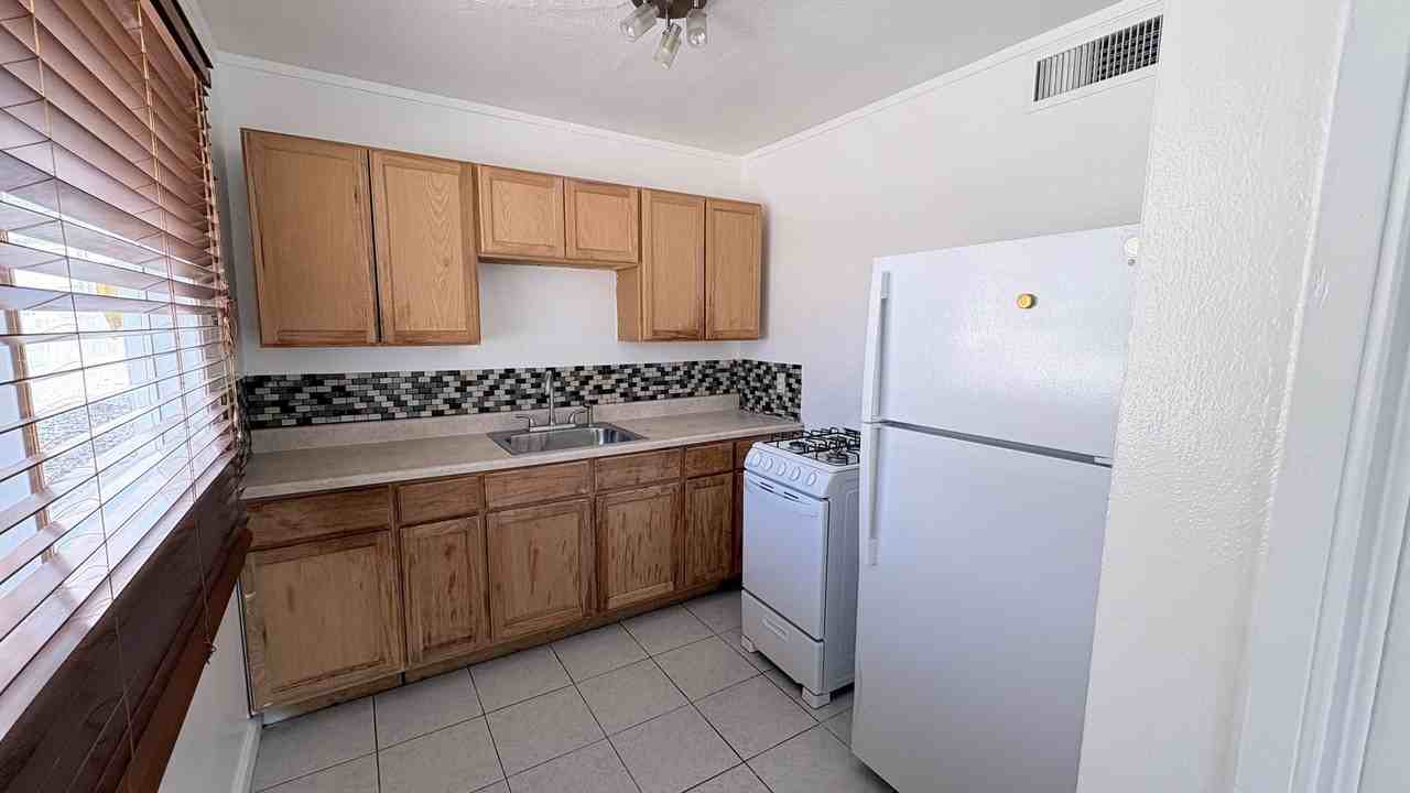 611 W 11th St - Photo 5 of 9