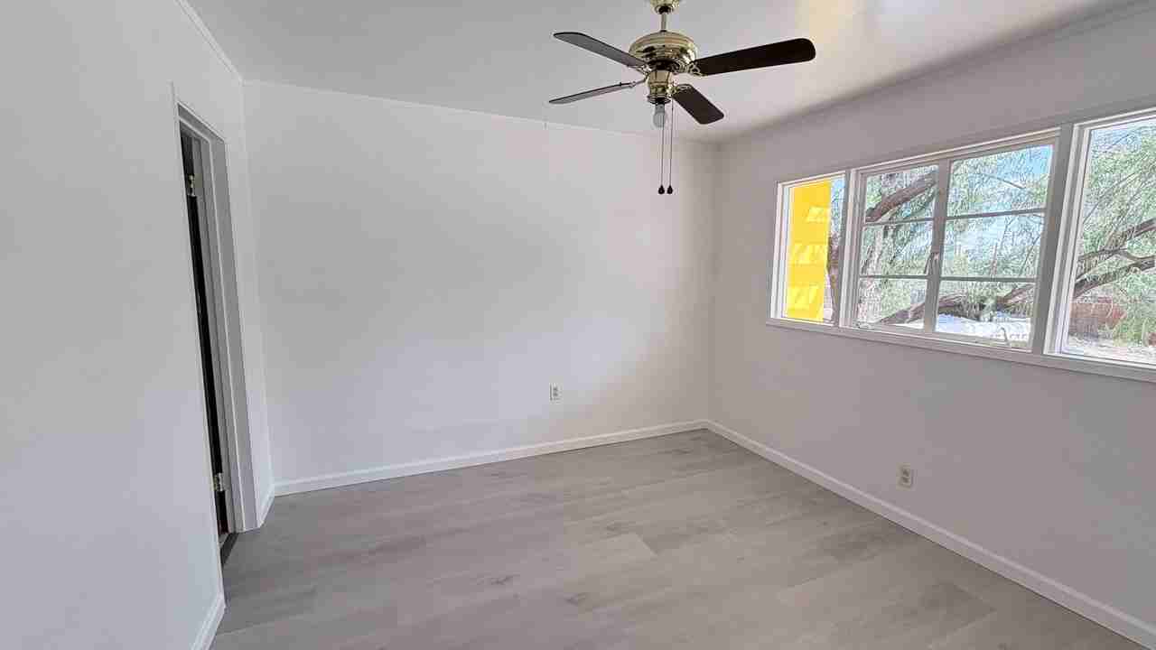 611 W 11th St - Photo 7 of 9