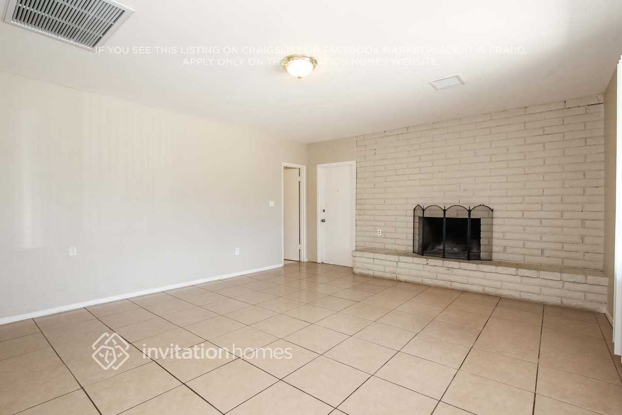 1143 E Caldwell St - Photo 4 of 18
