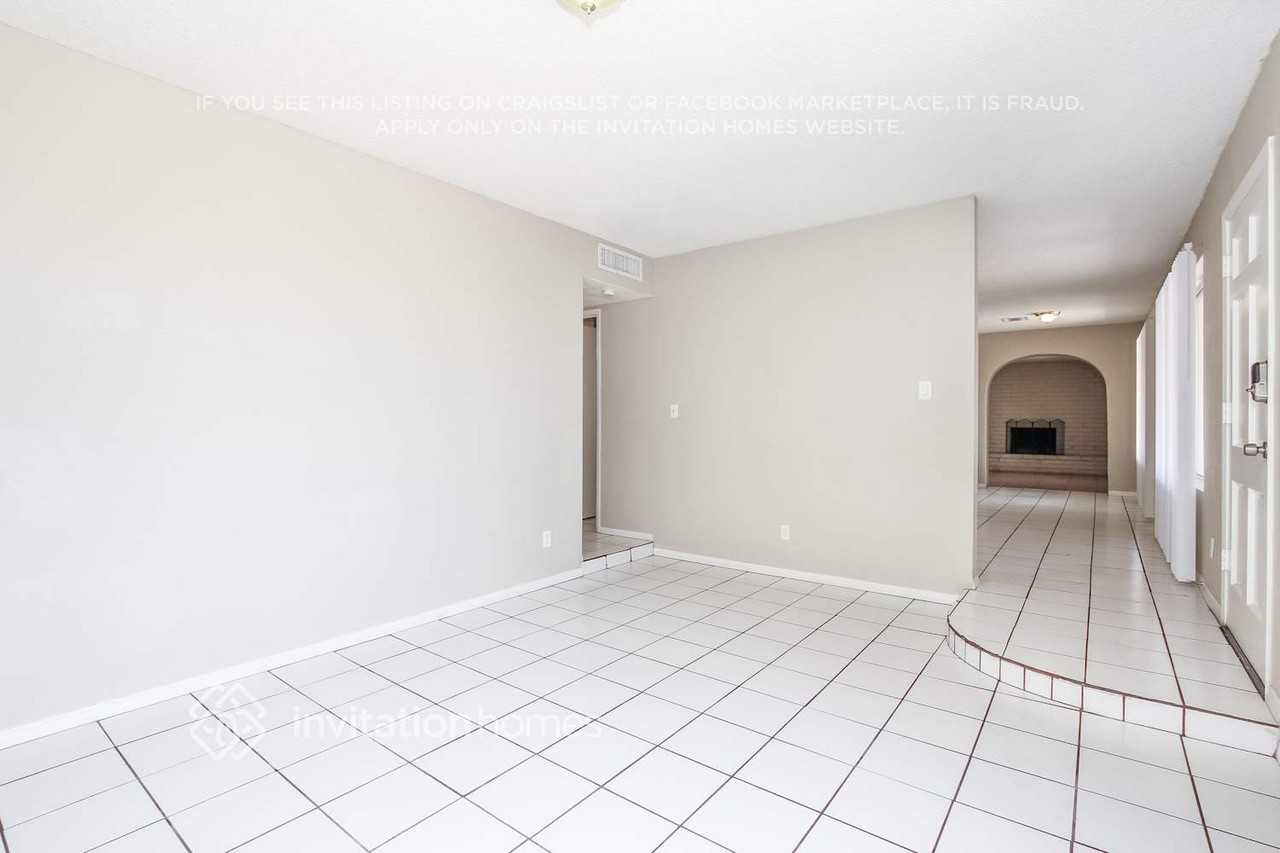 1143 E Caldwell St - Photo 5 of 18