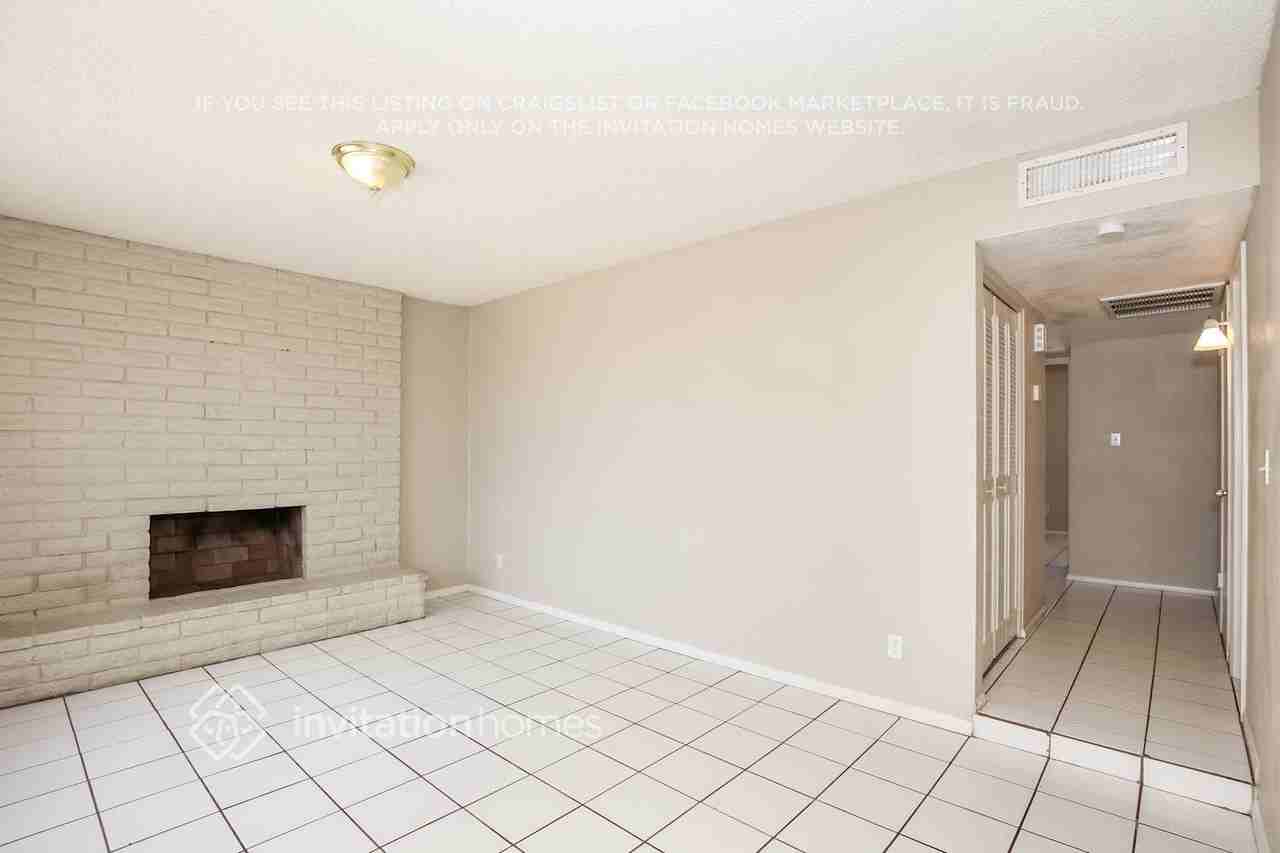 1143 E Caldwell St - Photo 7 of 18