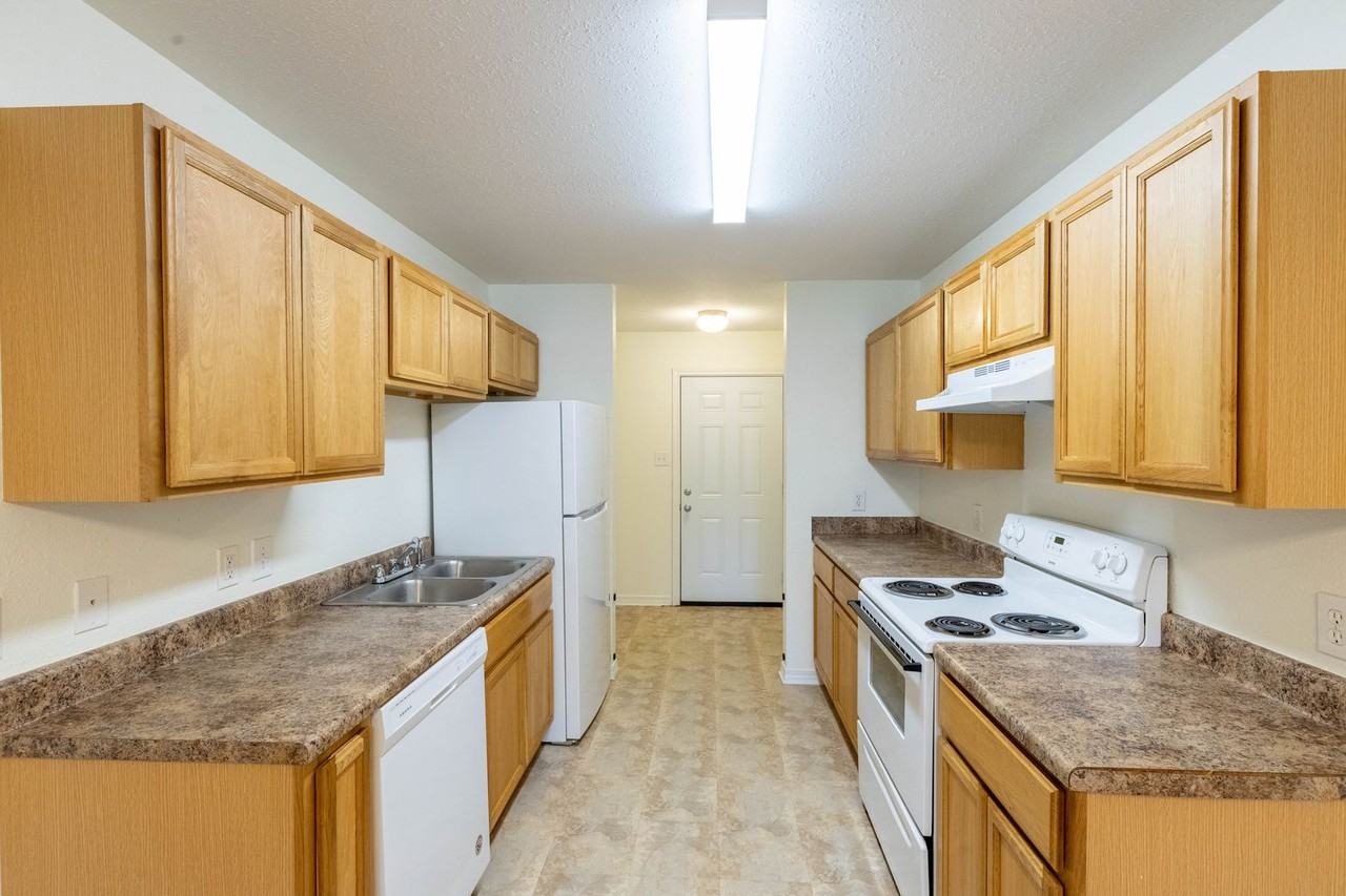 17235 Avondale Cir - Photo 3 of 15