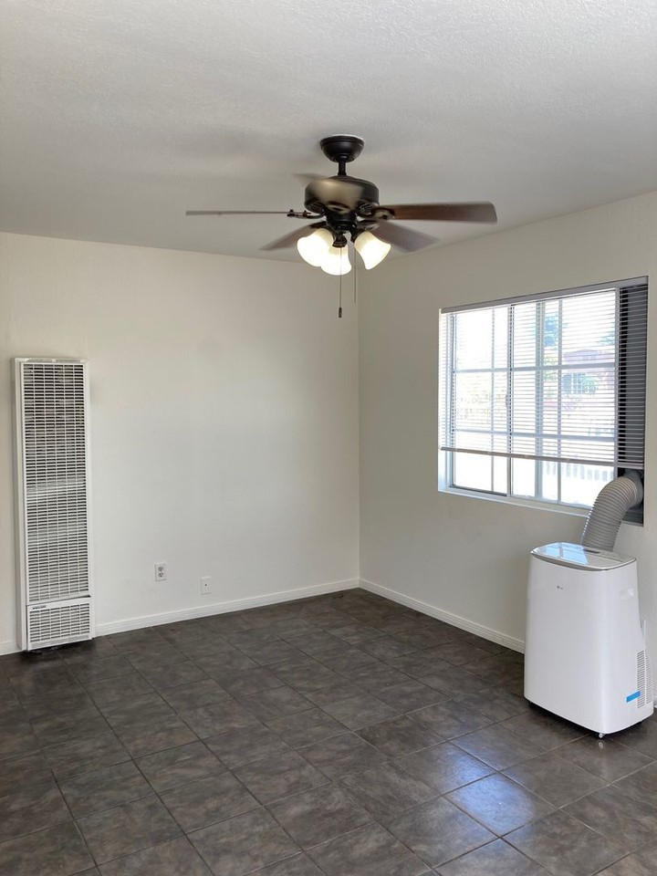 22409 Elaine Ave - Photo 4 of 26