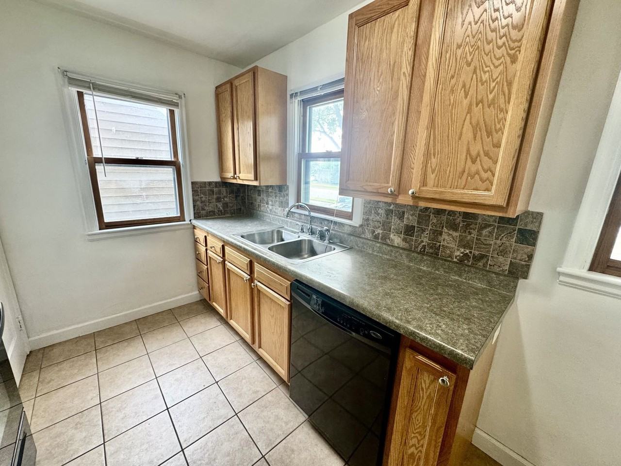 1142 4th Ave Se - Photo 4 of 17