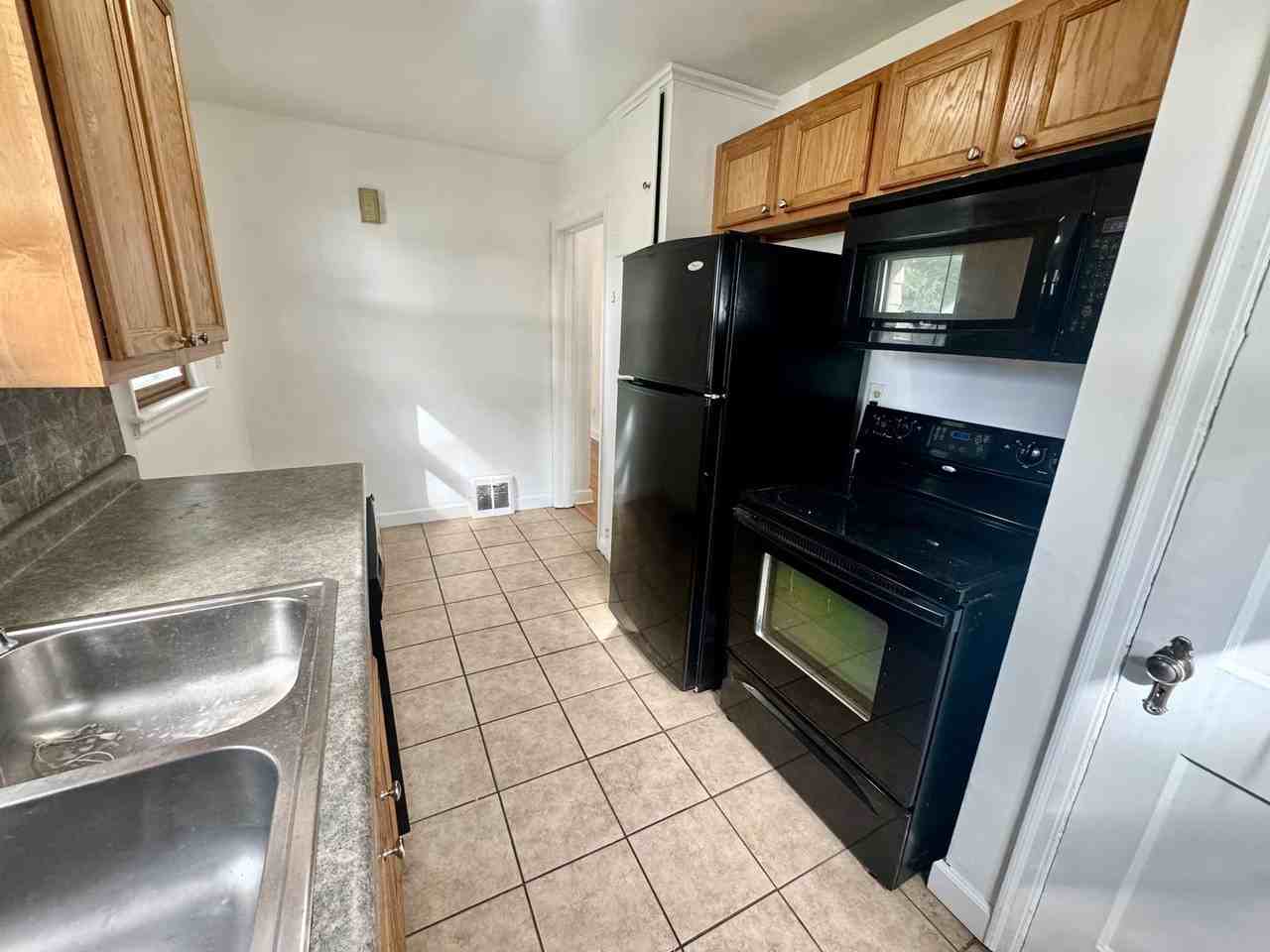 1142 4th Ave Se - Photo 5 of 17