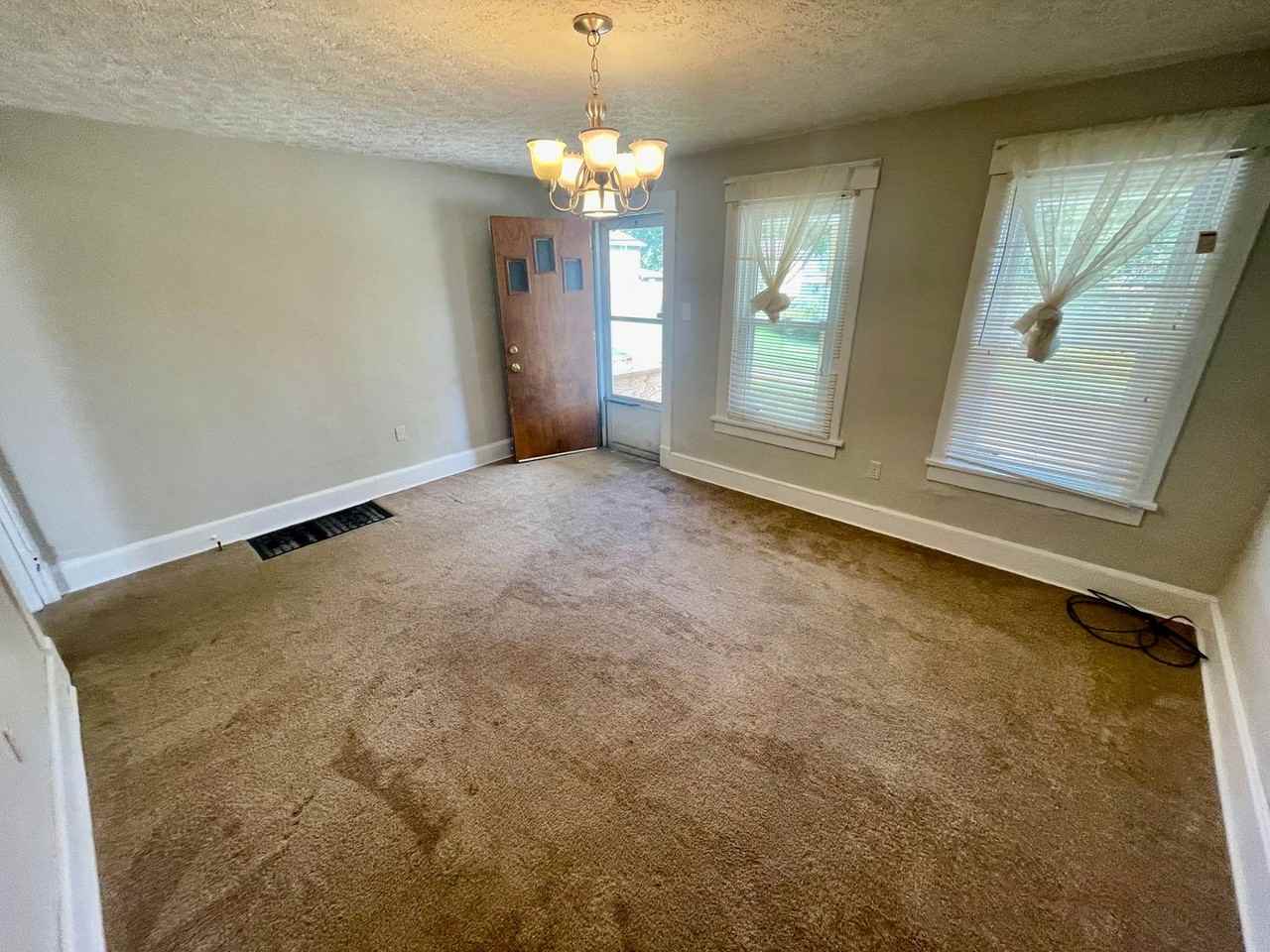 301 Wykes St - Photo 6 of 18