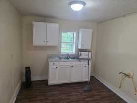 1712 1/2 Walnut - Photo 1 of 1