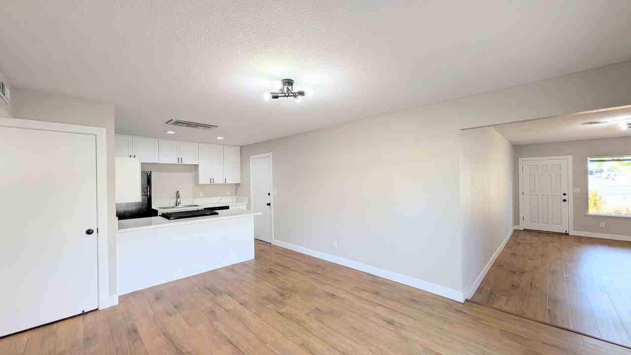2742 Edison Ave - Photo 6 of 26