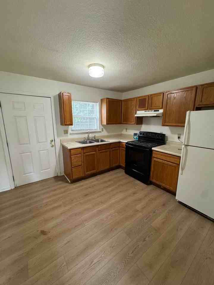 114 Oak St - Photo 2 of 8