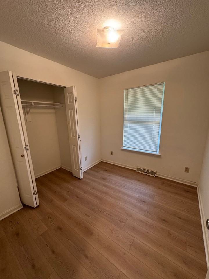 114 Oak St - Photo 4 of 8