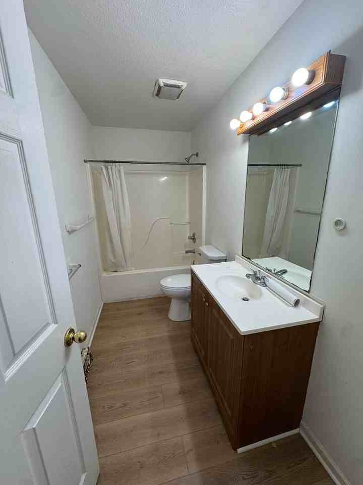 114 Oak St - Photo 5 of 8