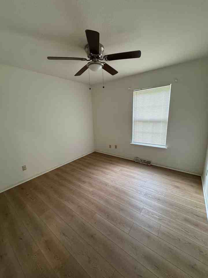 114 Oak St - Photo 6 of 8