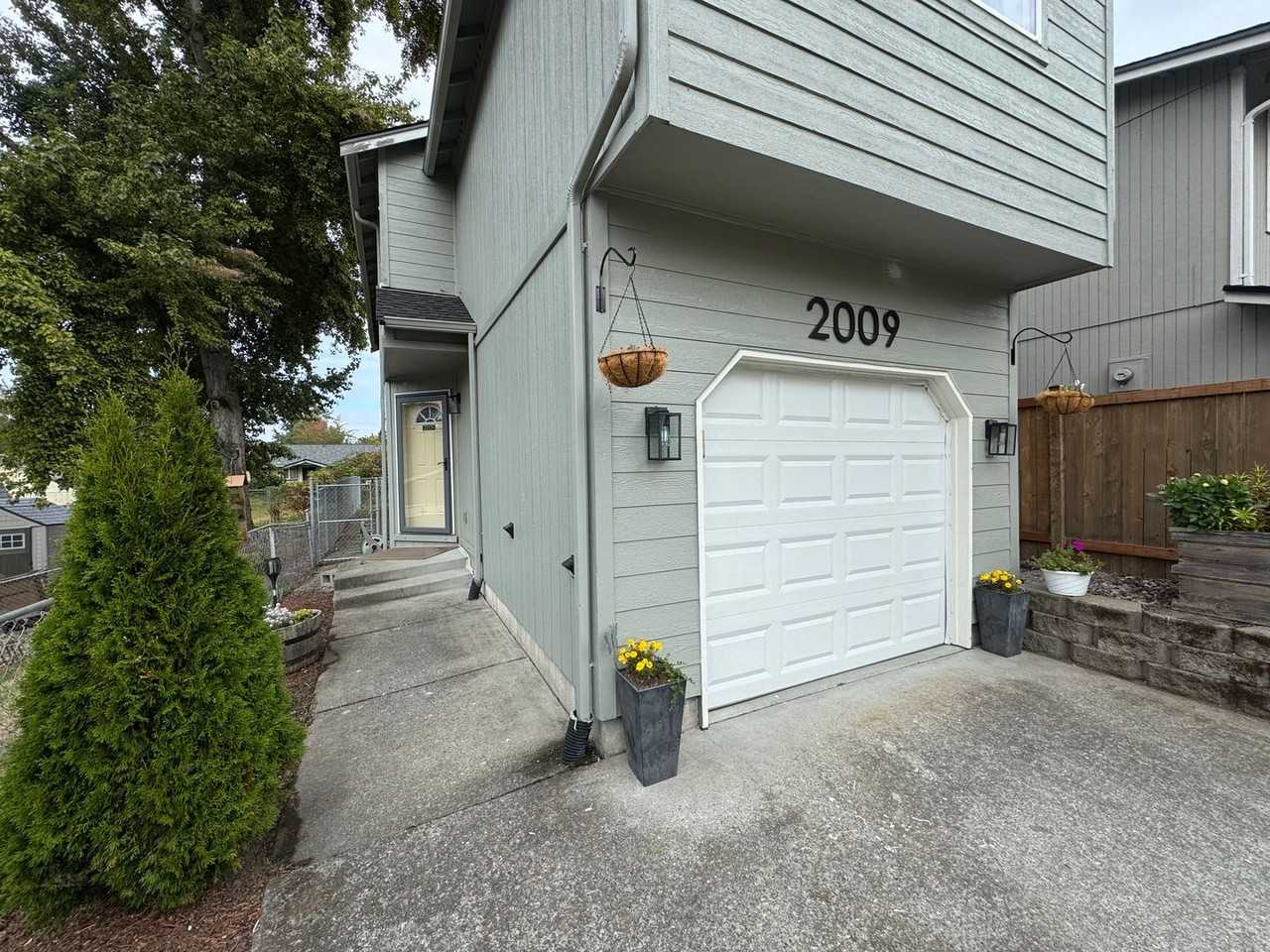 2009 E 38th St - Photo 2 of 23