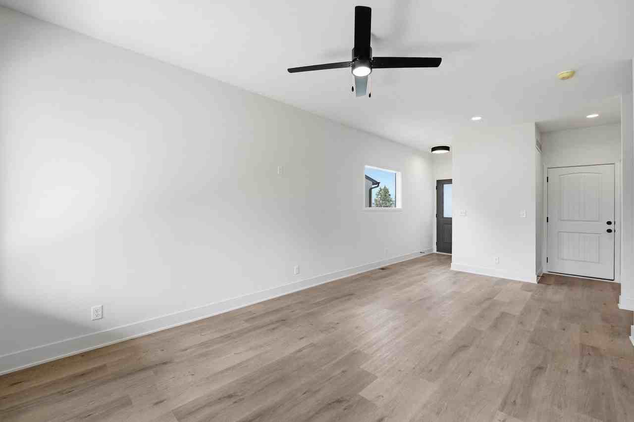 218 Nw Orchard St - Photo 5 of 38