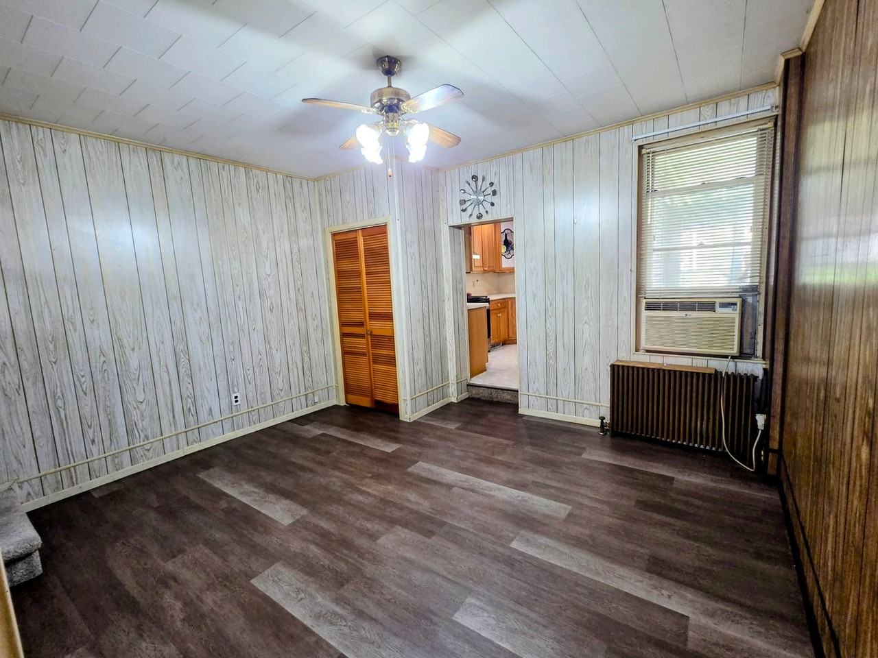 1005 Seneca St - Photo 4 of 24