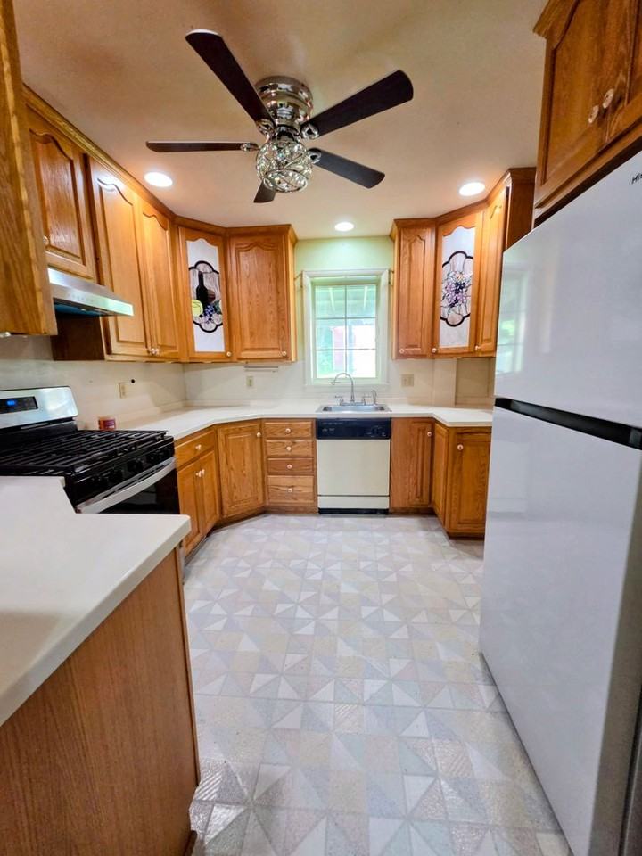 1005 Seneca St - Photo 6 of 24