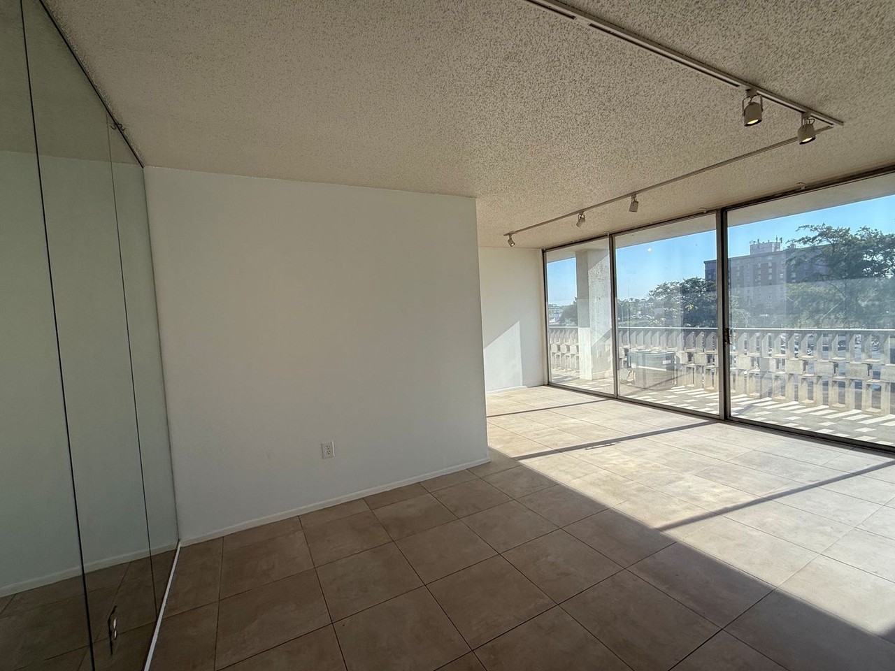 700 E 9th St - Photo 5 of 15