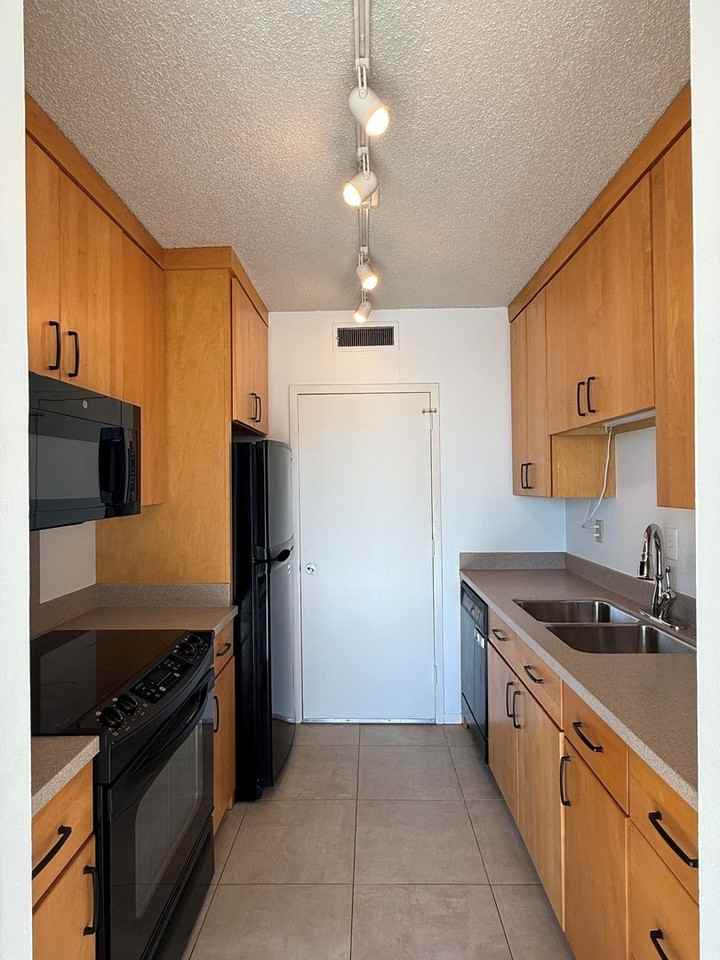 700 E 9th St - Photo 6 of 15