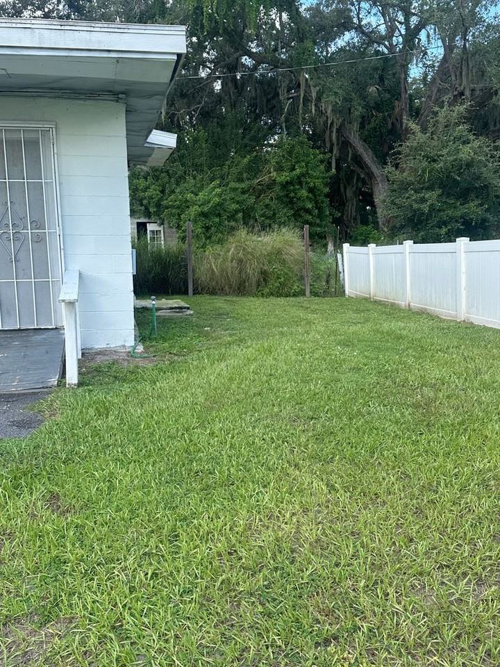 823 Avenue R Ne - Photo 3 of 10