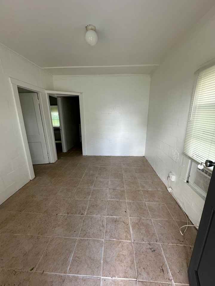 823 Avenue R Ne - Photo 4 of 10