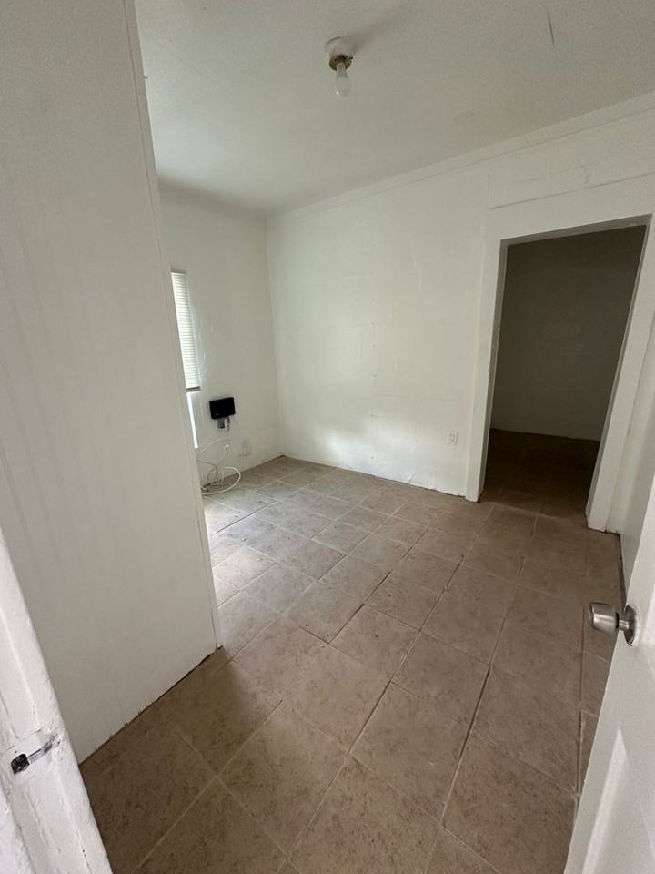 823 Avenue R Ne - Photo 5 of 10