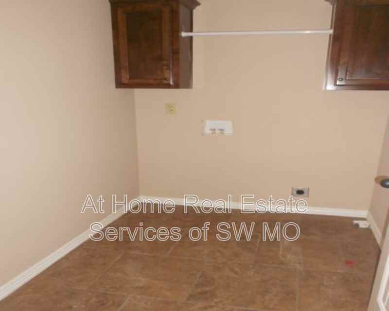 661 Santa Monica Dr - Photo 5 of 8