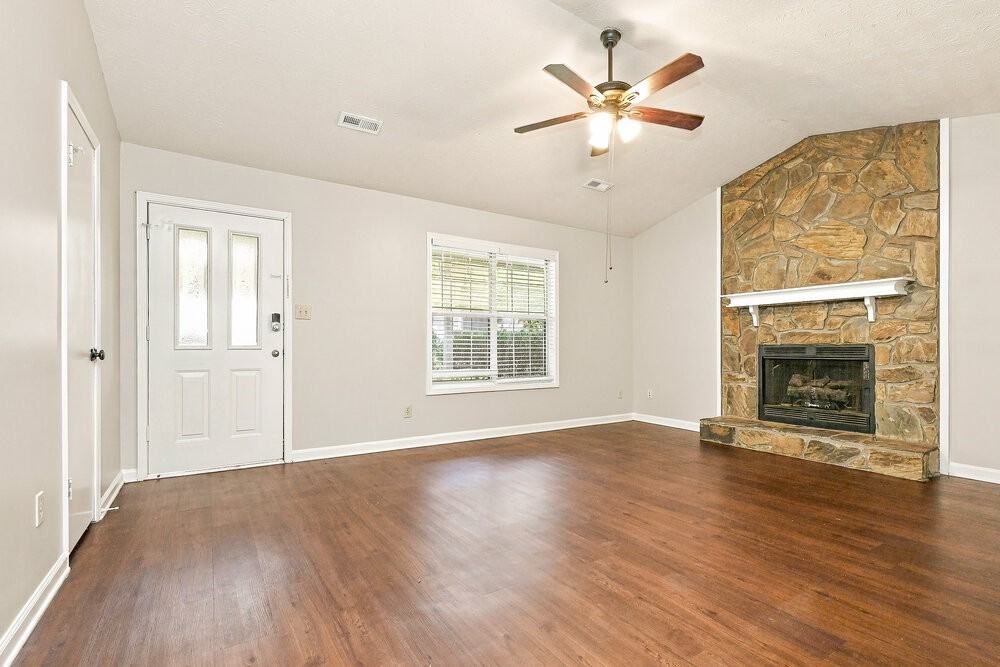 470 Rosehill Dr - Photo 3 of 16