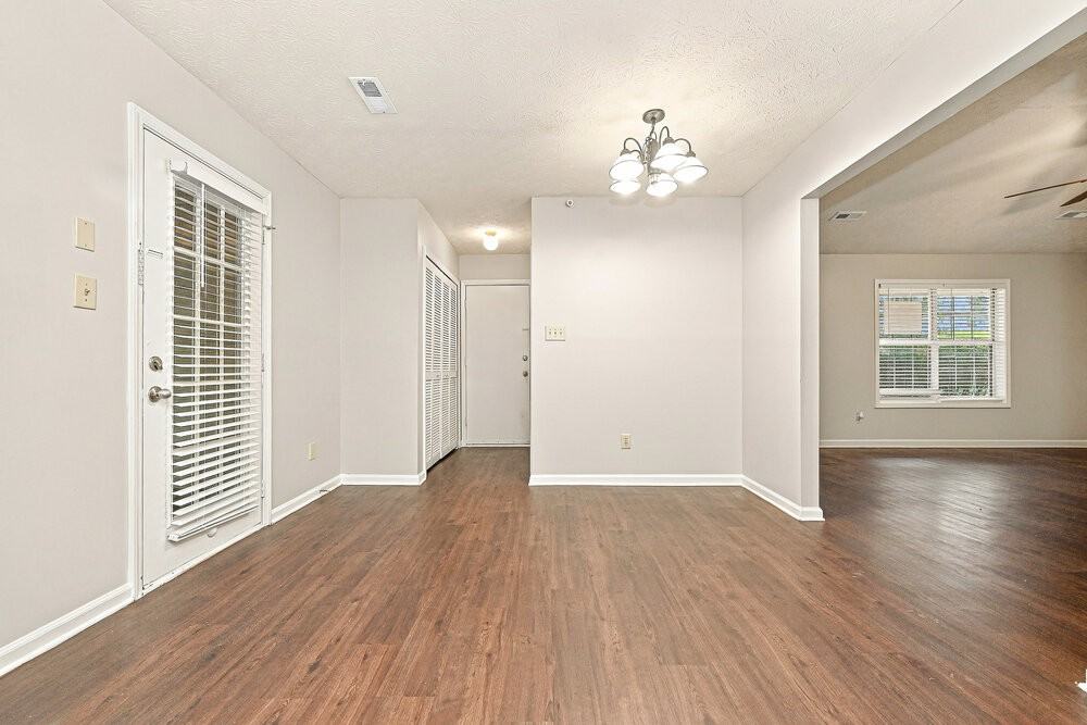 470 Rosehill Dr - Photo 4 of 16