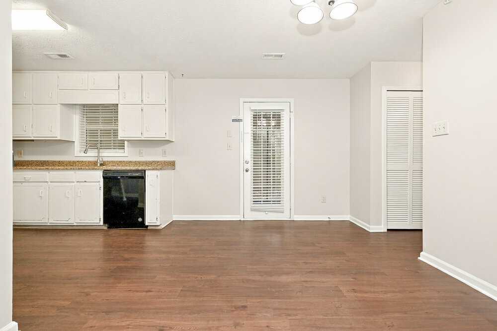 470 Rosehill Dr - Photo 5 of 16