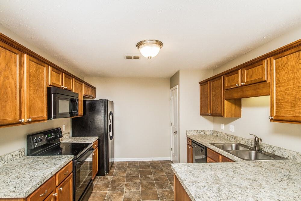 819 Kanatak Ln - Photo 4 of 15
